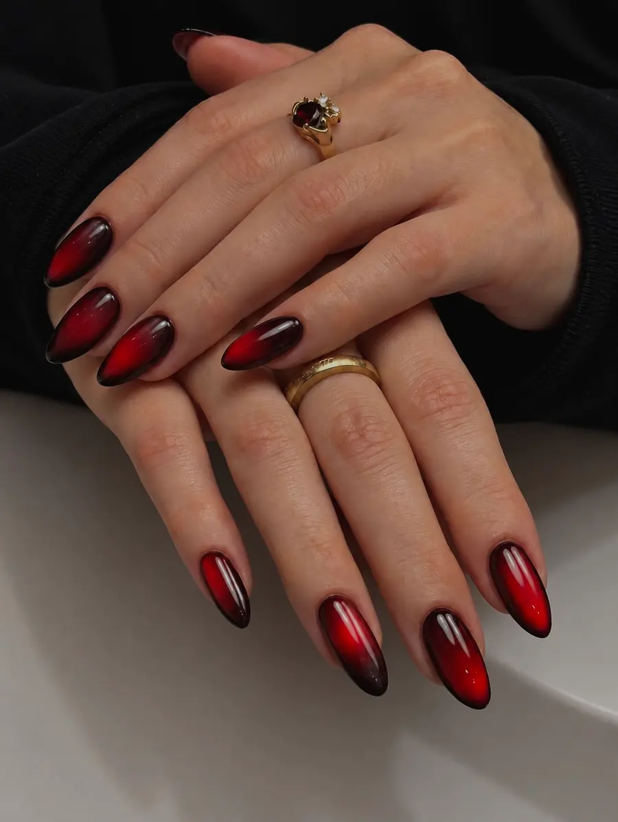Uñas almendra con efecto aura rojo y negro