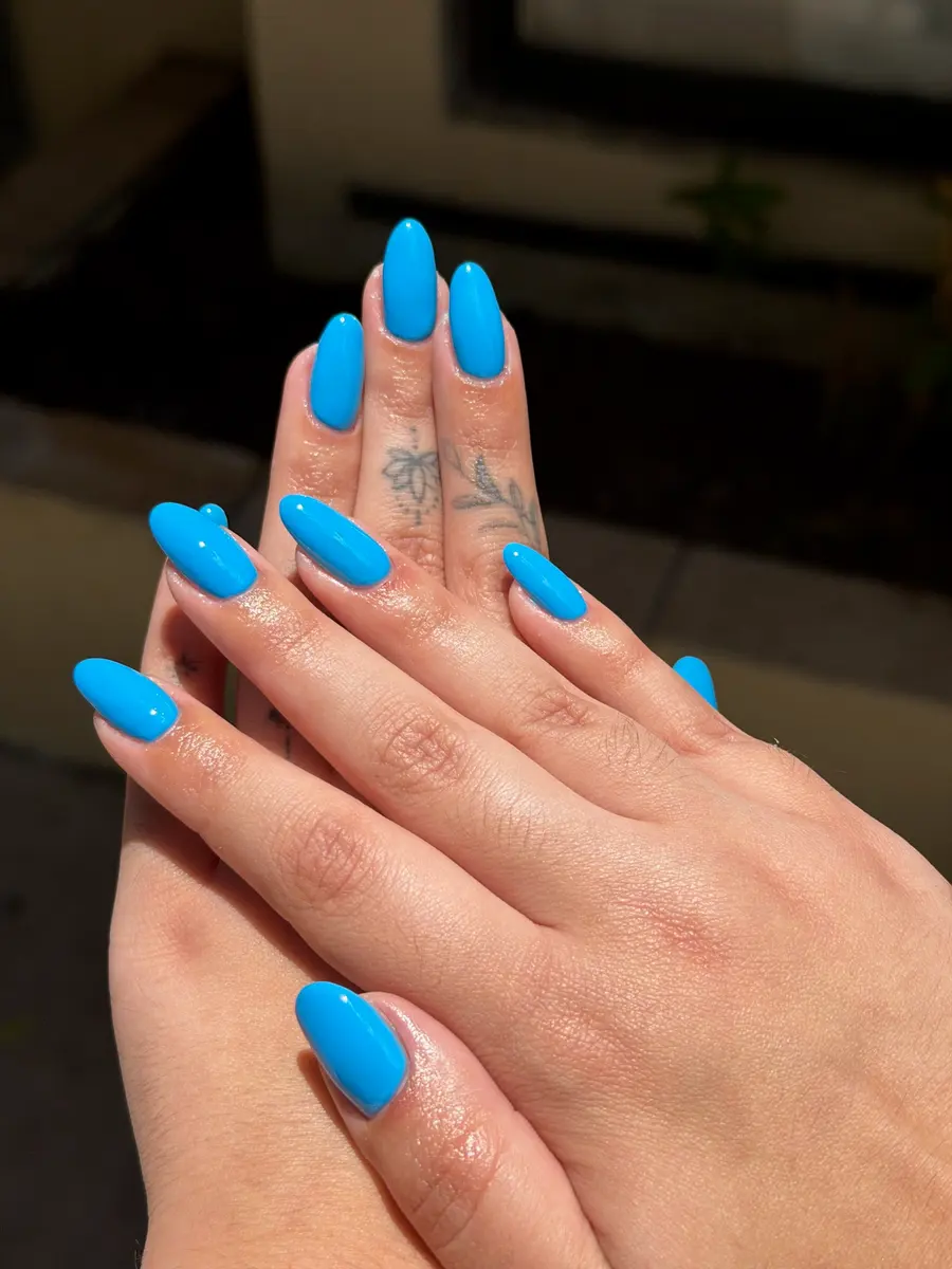 Uñas almendra azul eléctrico