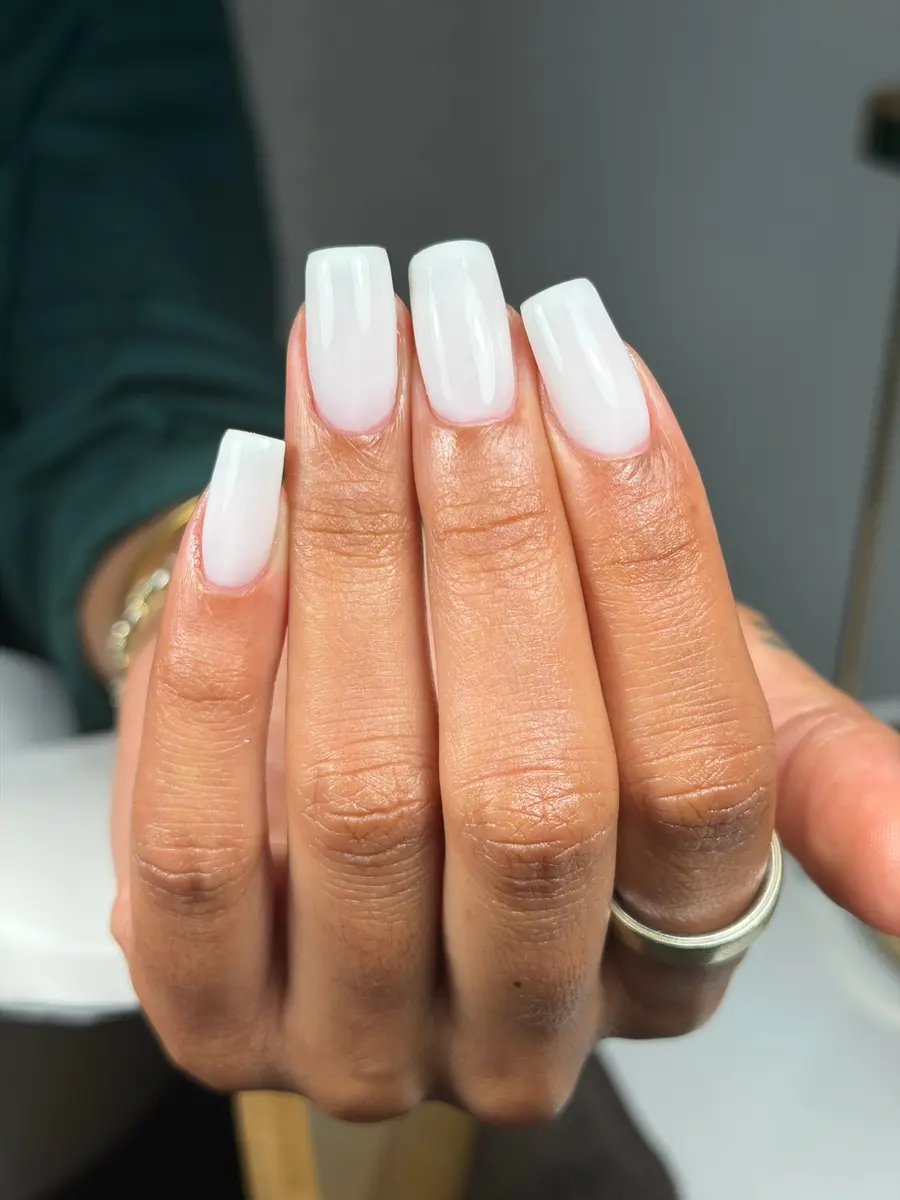 Uñas cuadradas en blanco lechoso