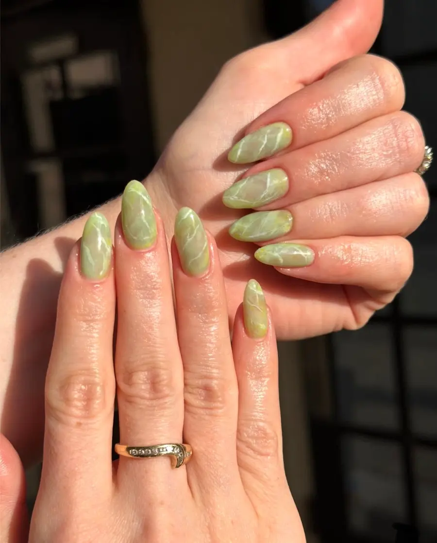 Uñas almendra con efecto mármol verde