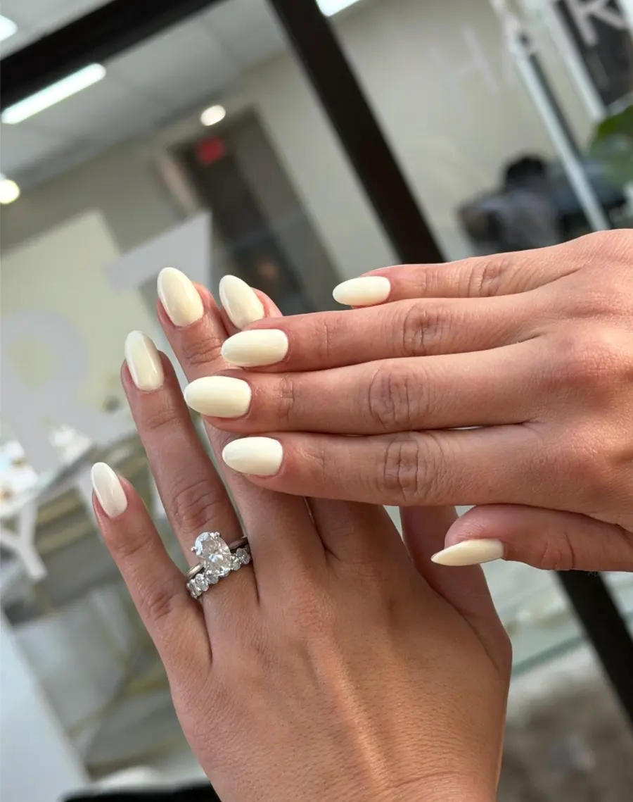 Uñas color vainilla, forma almendra corta