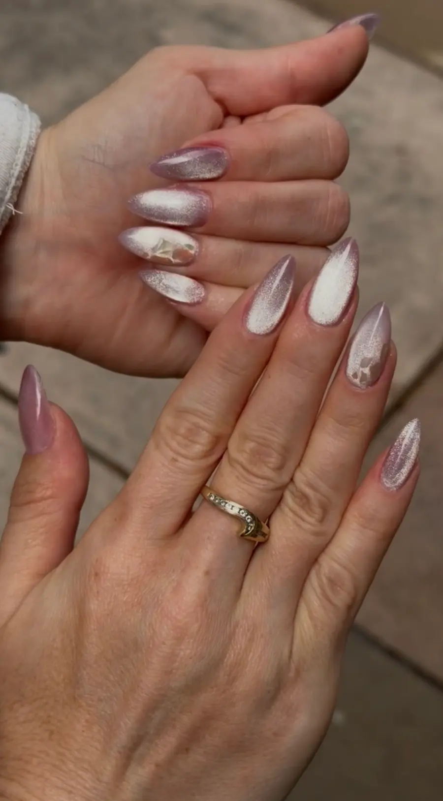 Uñas velvet en tonos lila y perla con detalles de concha